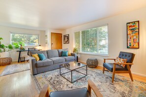 Living Room | Free WiFi | Smart TV | Central Heating & Air Conditioning