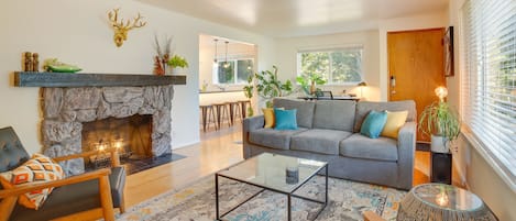 Seattle Vacation Rental | 2BR | 1.5BA | 1,000 Sq Ft | Steps to Enter