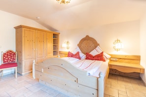 Schlafzimmer 1