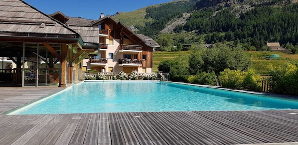 Piscine chauffée été et hiver
au bord des chalets