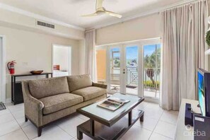 Living room with view to the lagoon.