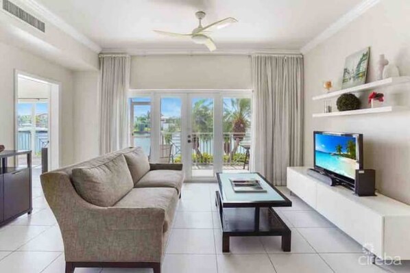 Living room with view to the Lagoon.