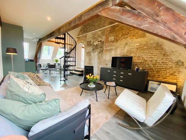 Cosy fully equipped apartment with16th century maisonry feature wall and rafters