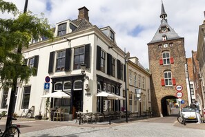 The apartment is located in the white listed building dating from 1560.