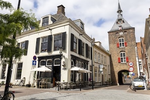 Het Rijksmonument waarin het appartement zich bevindt. Rechts de Lekpoort.