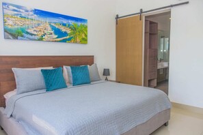 Principal Bedroom - King Bed with Smart TV, Walk in Closet & Ensuite Bathroom