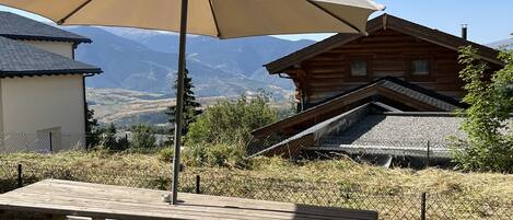 Jardin avec table et vue sur les montagnes