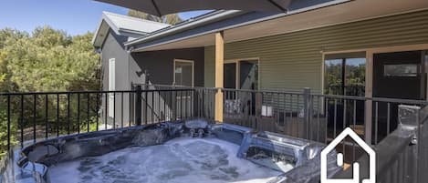 Electric heated saltwater hot tub for 6 guests to enjoy after a day of exploring