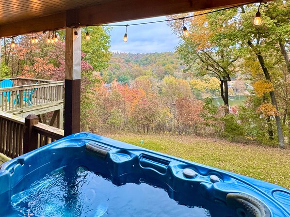 Enjoy lake and Autumn colors from the private hot tub, available year-round