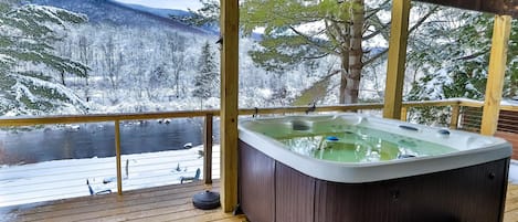 Outdoor spa tub