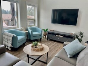 Living room - plenty of seating