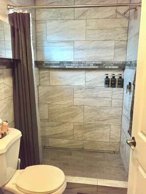 Full bathroom 1