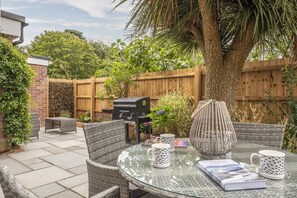 Miramare Cottage, Holme-next-the-Sea: Enclosed rear garden with dining patio and gas barbecue
