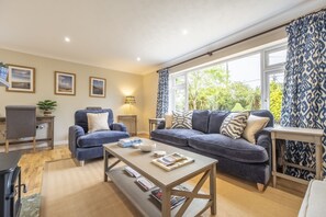 Ground floor: Light and airy sitting room