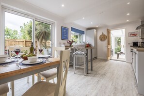 Miramare Cottage, Holme-next-the-Sea: Kitchen and dining area with great access to the rear garden