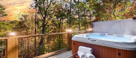 Gorgeous Views in Ellijay, Ga with a Private Hot Tub 