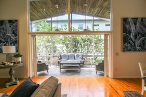 Sliding Glass Doors to Lanai