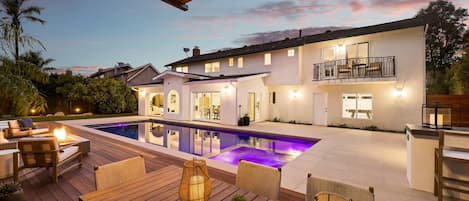 Stunning pool and hot tub!