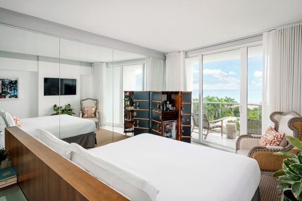Unit with 1 King size bed. Exact unit will be assigned upon arrival. Views, colors and decor may vary.