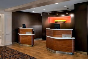 24/7 front desk to check your luggage before and after you check out