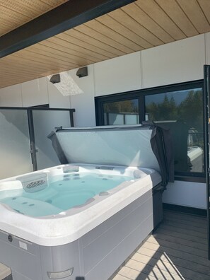Private 6 Seater Hot Tube