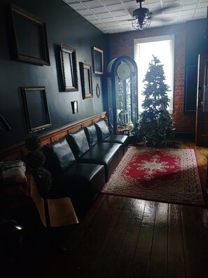 Gentlemen seating