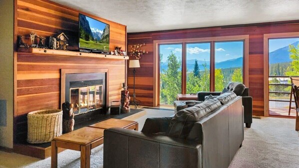 Experience nature’s tranquility from this charming 2-bedroom Wildernest condo placing you minutes from hiking trails and within driving distance to 4 ski areas.