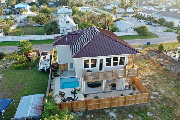 Stunning 4BR beach home in Old Town Port Aransas.