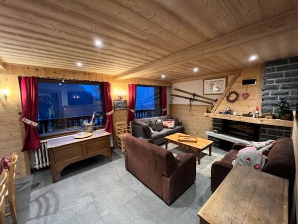 ChChalet Jacrose, Salon avec cheminée, Châtel Portes du Soleil