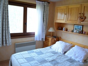 Appartement Les Sorbiers 002, chambre lit double, Châtel Les Portes du Soleil