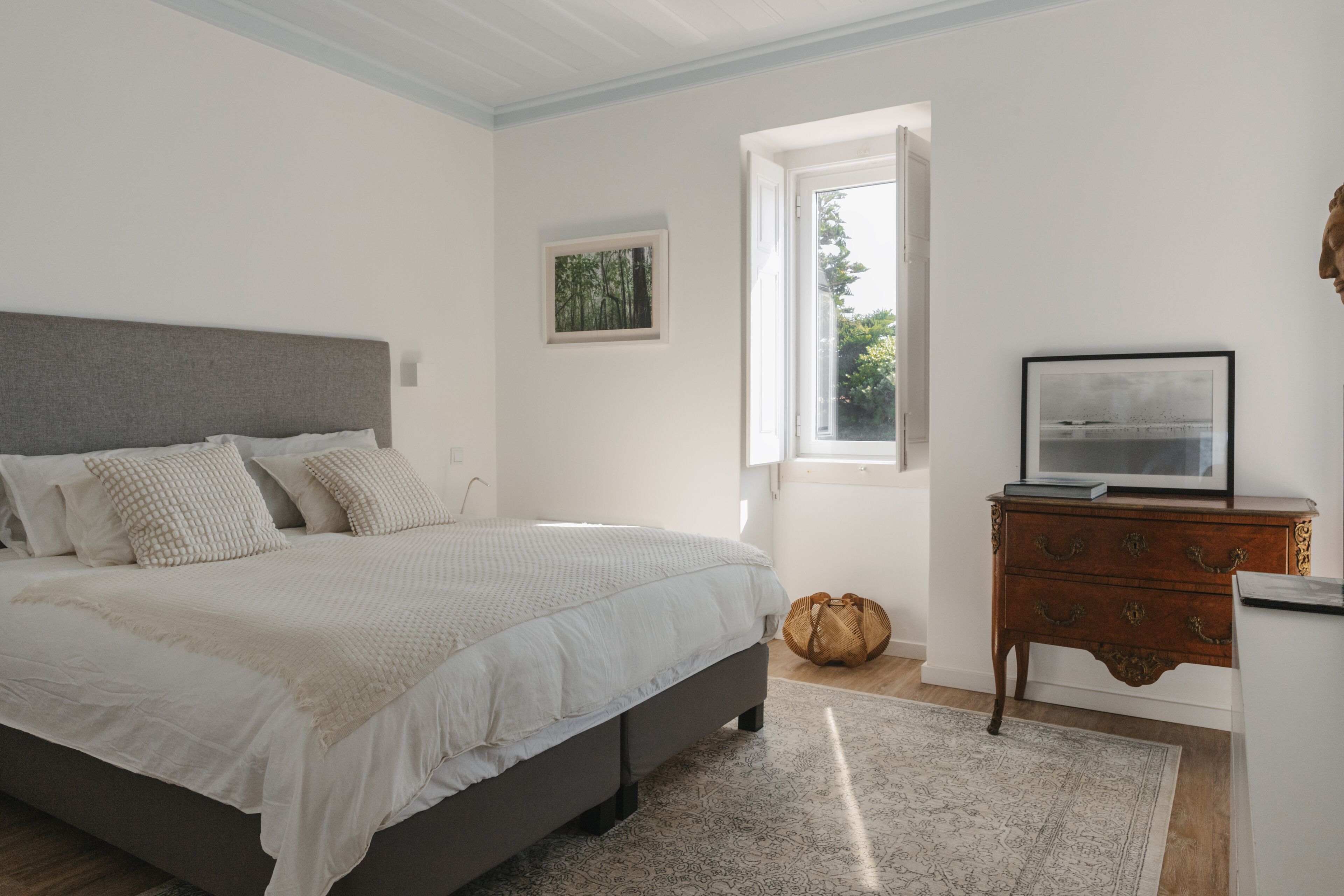 Bedroom suite with sea view and private pool access