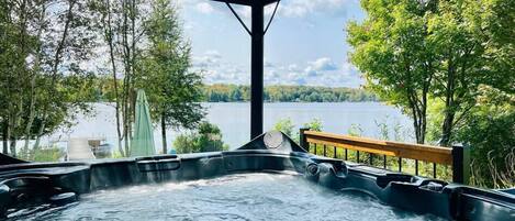 Outdoor spa tub