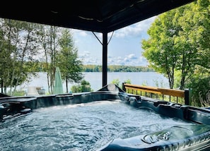 Spa disponible à l'année avec vue sur le lac