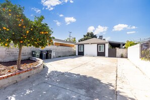 Comfortable Compton 2 Bed APT 3