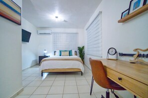 Room with A/C, TV with Netflix and Working station with Internet