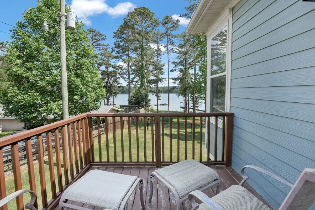 Lake front home, private dock, pet friendly