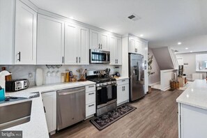 Gourmet eat-in kitchen 