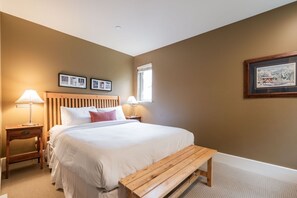 Primary bedroom: Queen bed