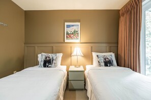 2nd bedroom: Two twin beds
