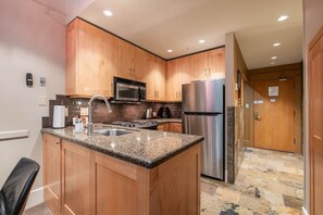 Full kitchen: High-end appliances