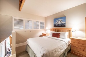 Loft: Queen bed