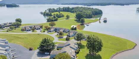 LAKE Willow - 4 Bedrooms, 3 Bathrooms
