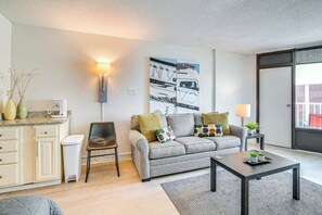 Living Room | Smart TV | Central A/C & Heat | Queen Sleeper Sofa | Queen Bed
