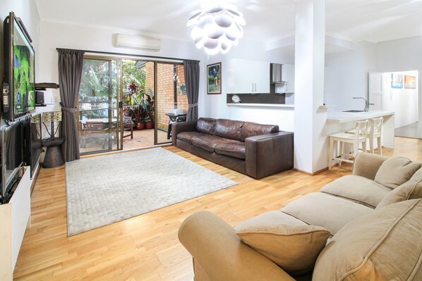 Lounge with 3 & 4 seat couches, 60" TV, super fast 5G WiFi, Reverse Cycle Air.