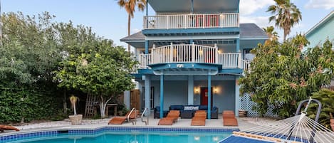 1/2 block from the beach, with professionally cleaned pool and hot tub if you prefer to relax or play at the home. Fenced in yard.