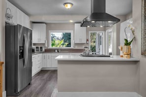 Modern Kitchen w Stainless Steel Appliances