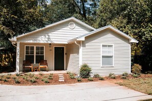 This sleek white house blends elegance with timeless design. Wait ’til you see what’s inside!