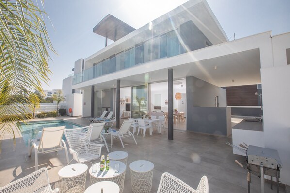 Villa OL10, Luxury 4BDR Protaras Villa, Close Walking Distance to the beaches