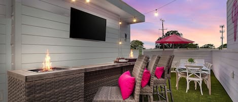 Escape the city buzz and unwind on our chicly adorned Nashville rooftop