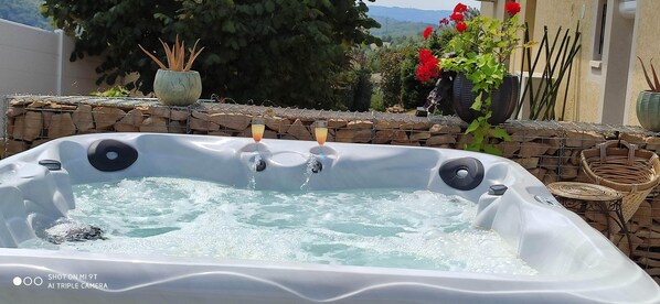 Outdoor spa tub